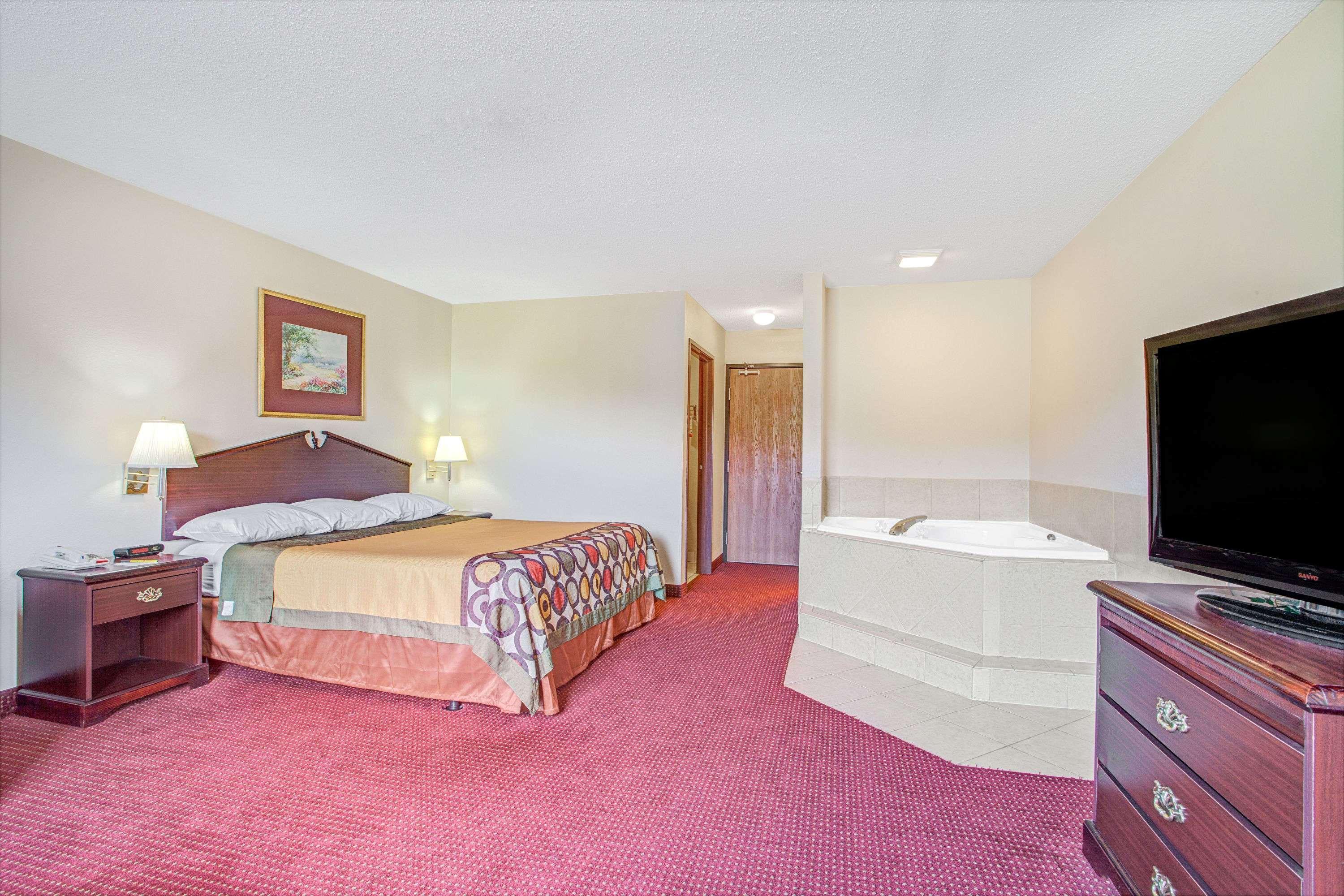 Super 8 By Wyndham Clinton Hotel Exterior foto