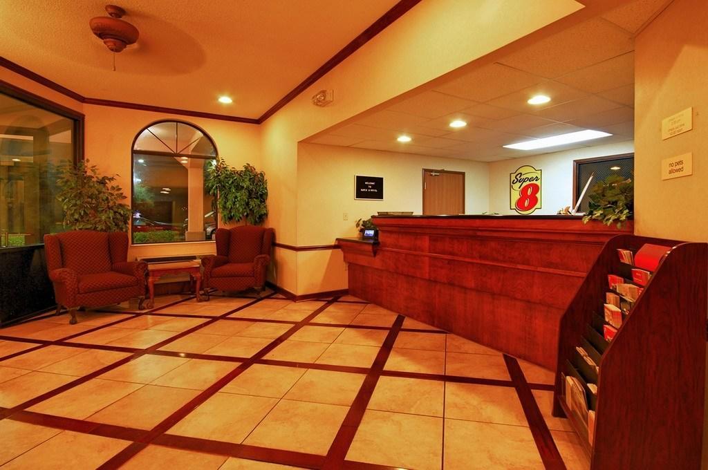 Super 8 By Wyndham Clinton Hotel Exterior foto