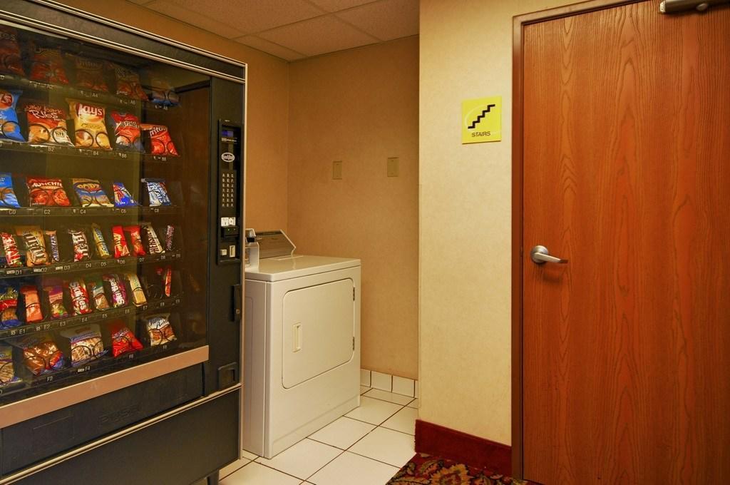 Super 8 By Wyndham Clinton Hotel Exterior foto