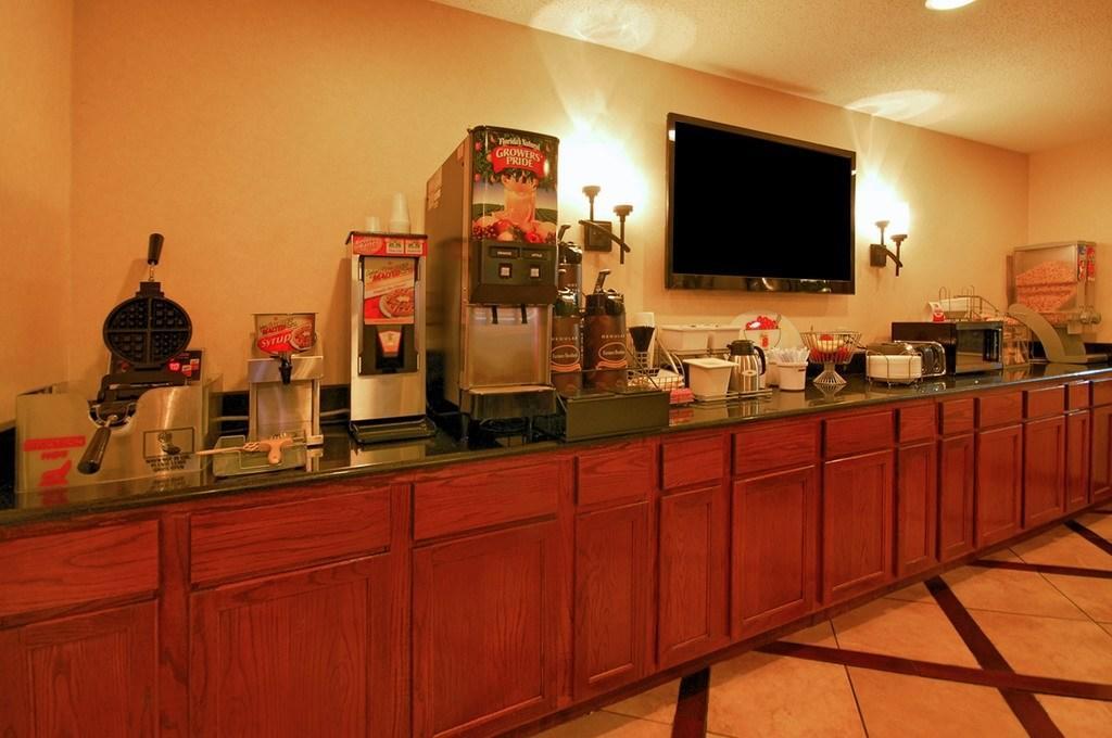 Super 8 By Wyndham Clinton Hotel Exterior foto