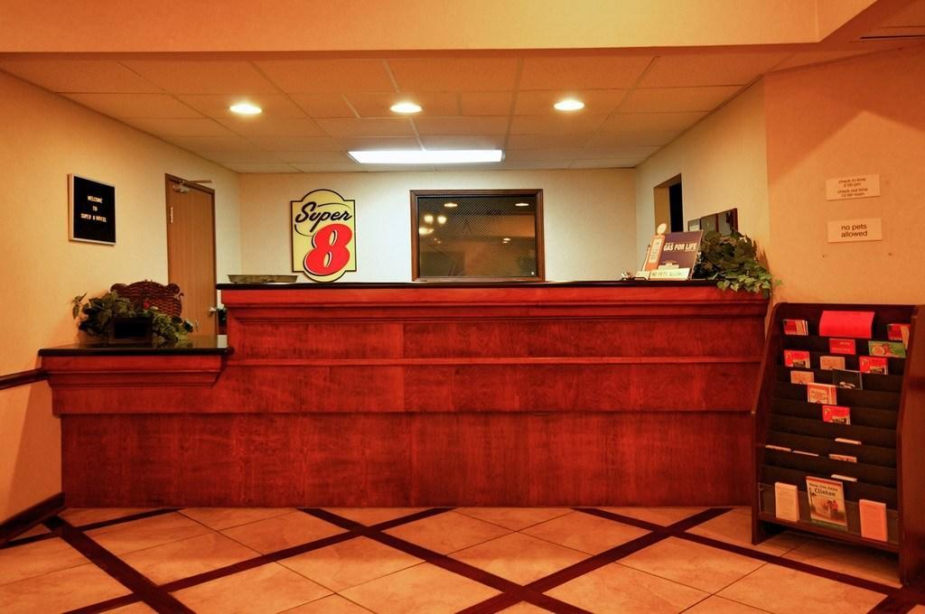 Super 8 By Wyndham Clinton Hotel Exterior foto